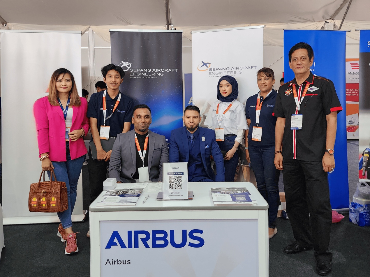 SAE is truly honoured to welcome Yang Mulia Tengku Shariffuddin Shah bin Tengku Sulaiman Shah Al-Haj to our booth and to meet our exceptional team.