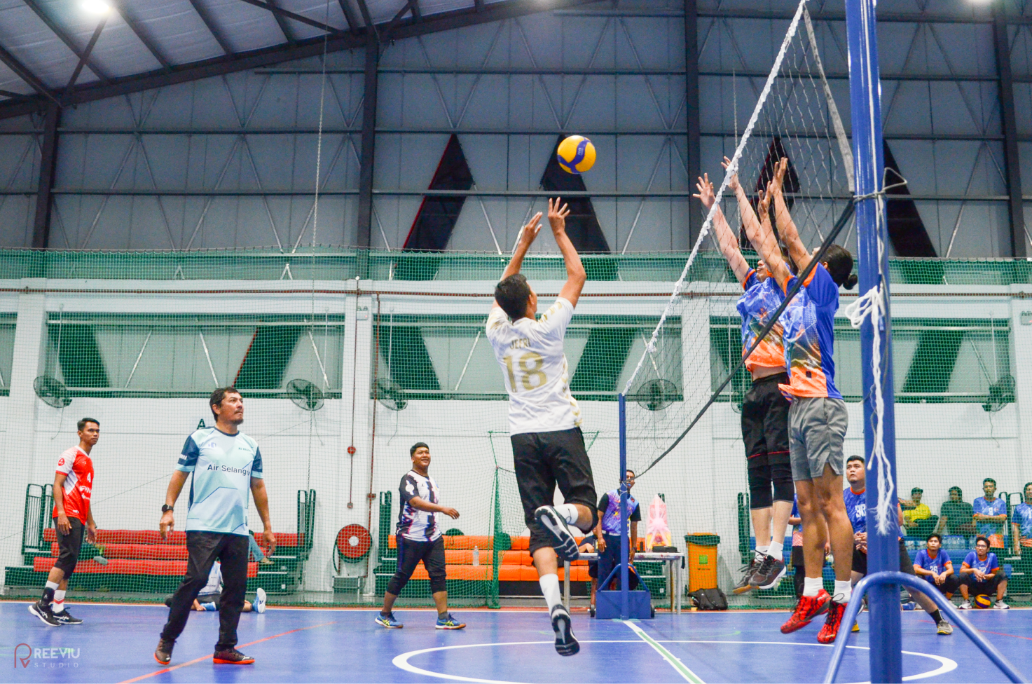 Sepang Aircraft Engineering (SAE) recently organised a volleyball friendly match where our colleagues competed against formidable players from Air Selangor. The competition kept the spirits of those who attended high and their adrenaline pumping throughout.  Players from both sides displayed remarkable sportsmanship and teamwork, showcasing the power of collaboration both in and out of the workplace.  What added an extra layer of excitement to the match was the participation of SAE's Managing Director and Airbus Chief Representative for Malaysia, Mr. Burhanudin Noordin Ali, as one of the players. This not only highlighted SAE's commitment to fostering a close-knit and inclusive environment, but also emphasised the importance of leading by example.  The volleyball event was more than just a game; it was also a reminder that unity and friendly competition can strengthen bonds and boost employee morale, and contribute to a more harmonious work environment. The SAE team can't wait to participate in more of such e